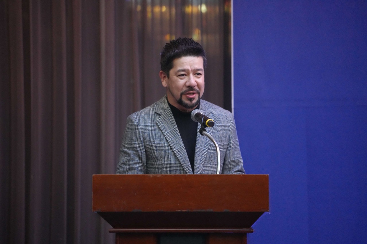 연단의 마이크 앞에서 인사말을 전하는 임레이 대표