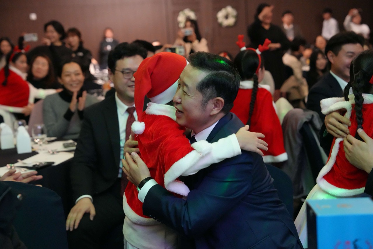 행사장에서 따뜻한 포옹을 나누는 참가자들